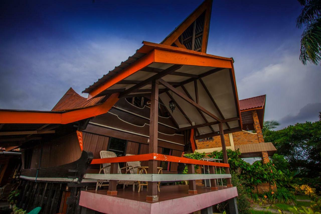 Romlan Hotel Tuk Tuk Exterior photo